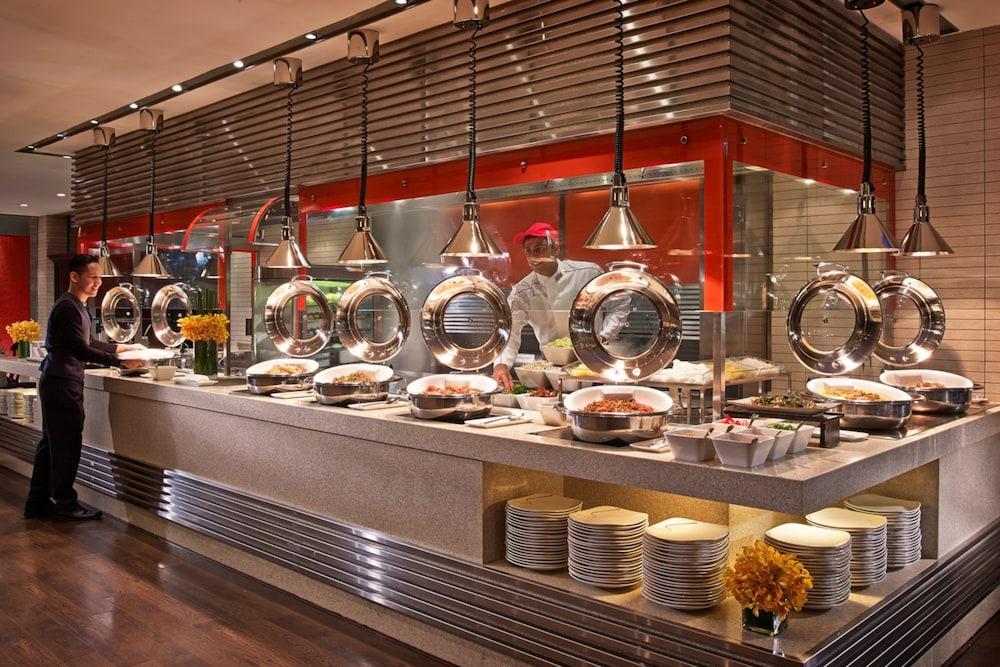 Royal Plaza On Scotts Hotel Szingapúr Kültér fotó A buffet at a hotel