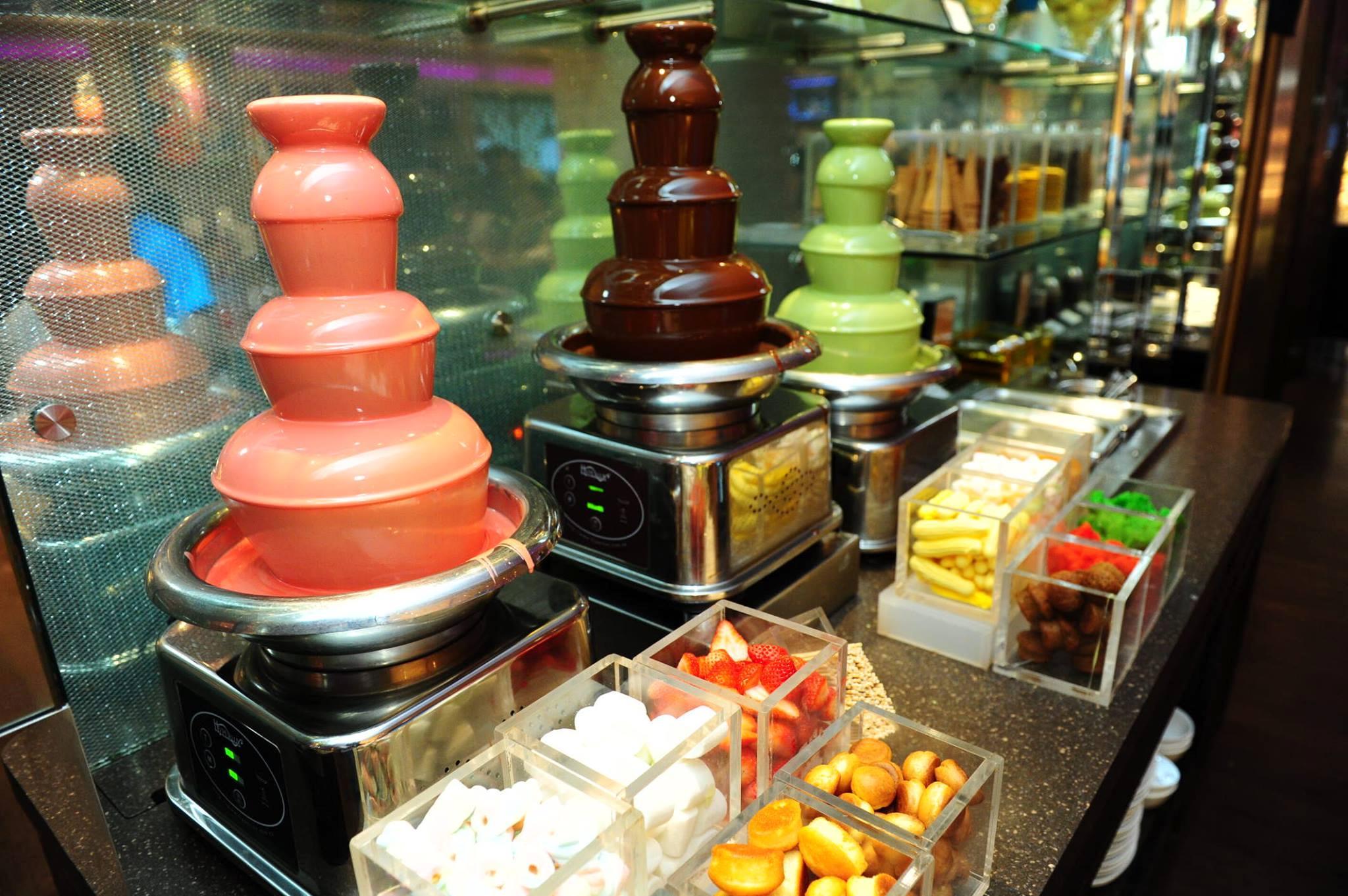 Royal Plaza On Scotts Hotel Szingapúr Kültér fotó Chocolate fountain