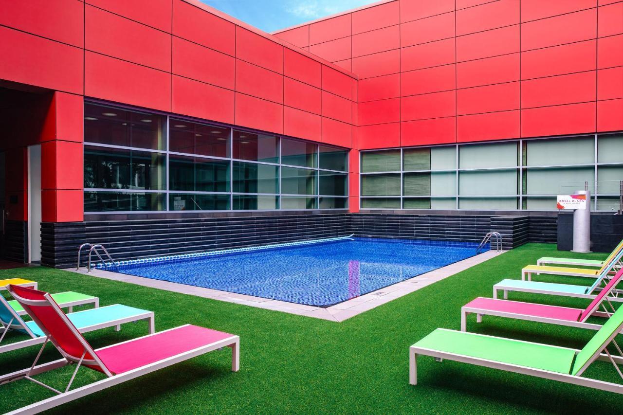 Royal Plaza On Scotts Hotel Szingapúr Kültér fotó The pool at the hotel