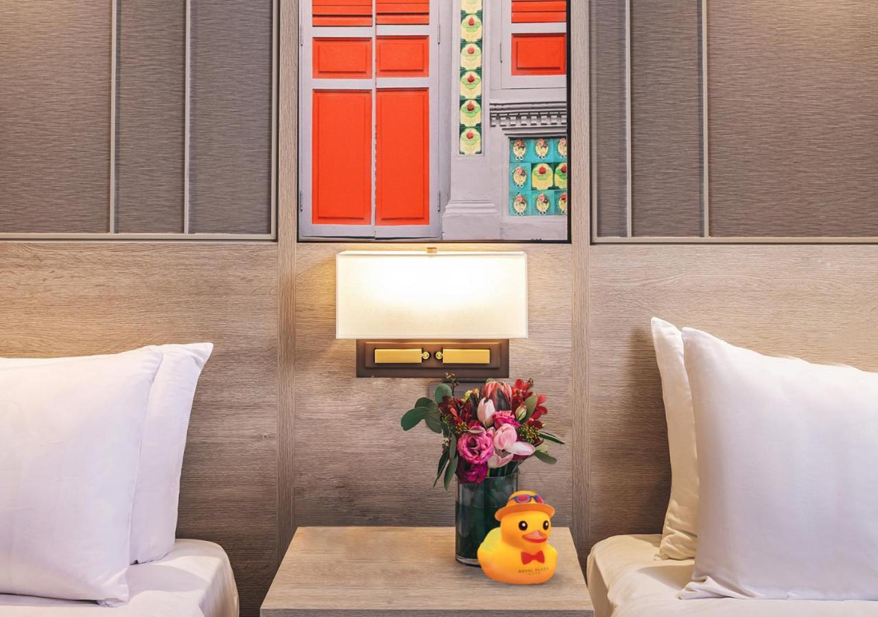 Royal Plaza On Scotts Hotel Szingapúr Kültér fotó A rubber duck on a bedside table
