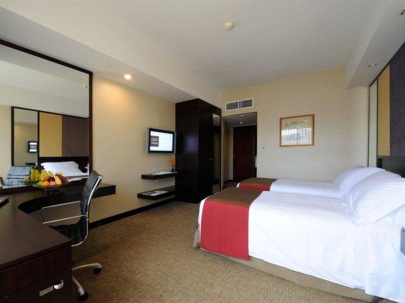 Royal Plaza On Scotts Hotel Szingapúr Kültér fotó A room at the hotel