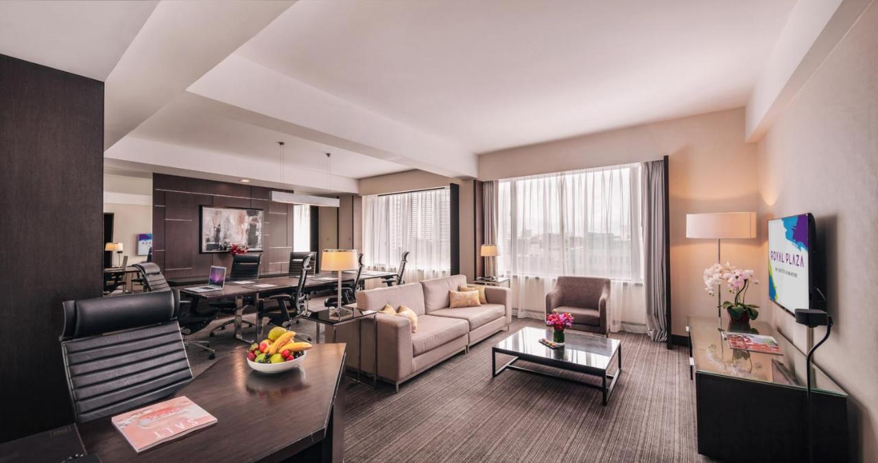 Royal Plaza On Scotts Hotel Szingapúr Kültér fotó A suite at the hotel